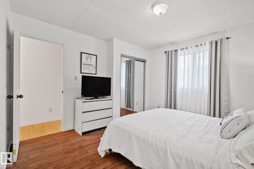 4682 17 Avenue Nw, Edmonton, AB - Indoor Photo Showing Bedroom