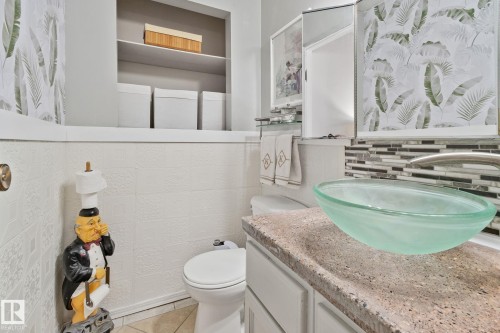 4682 17 Avenue Nw, Edmonton, AB - Indoor Photo Showing Bathroom