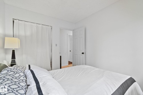 4682 17 Avenue Nw, Edmonton, AB - Indoor Photo Showing Bedroom