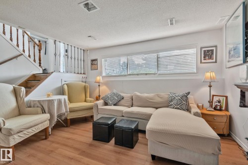 4682 17 Avenue Nw, Edmonton, AB - Indoor Photo Showing Living Room