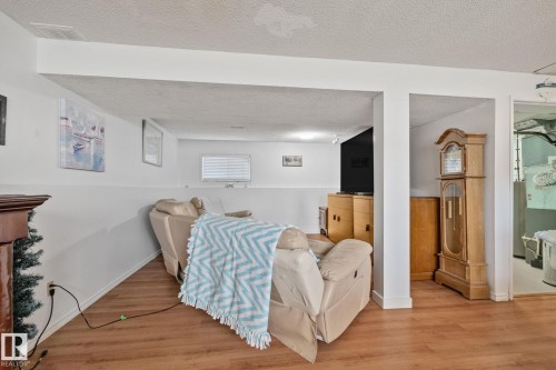 4682 17 Avenue Nw, Edmonton, AB - Indoor Photo Showing Bedroom