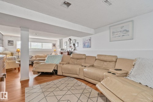 4682 17 Avenue Nw, Edmonton, AB - Indoor Photo Showing Living Room