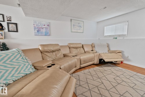 4682 17 Avenue Nw, Edmonton, AB - Indoor Photo Showing Living Room