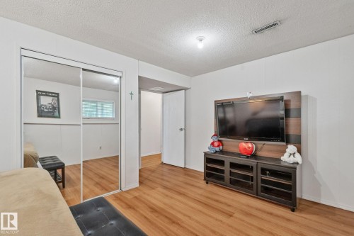 4682 17 Avenue Nw, Edmonton, AB - Indoor