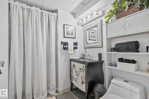 4682 17 Avenue Nw, Edmonton, AB - Indoor Photo Showing Bathroom
