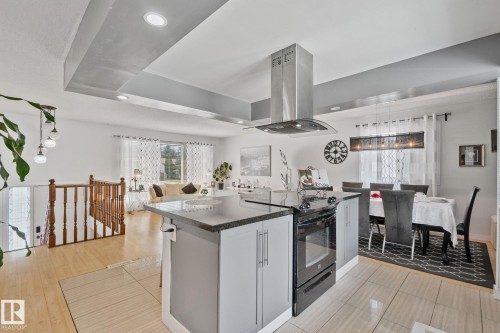 4682 17 Avenue Nw, Edmonton, AB - Indoor Photo Showing Kitchen