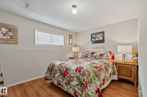 4682 17 Avenue Nw, Edmonton, AB - Indoor Photo Showing Bedroom