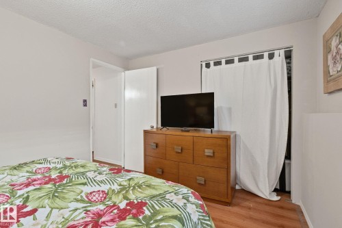 4682 17 Avenue Nw, Edmonton, AB - Indoor Photo Showing Bedroom