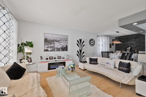 4682 17 Avenue Nw, Edmonton, AB - Indoor Photo Showing Living Room