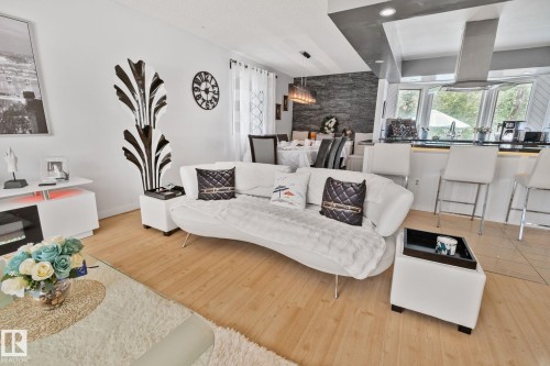 4682 17 Avenue Nw, Edmonton, AB - Indoor Photo Showing Living Room