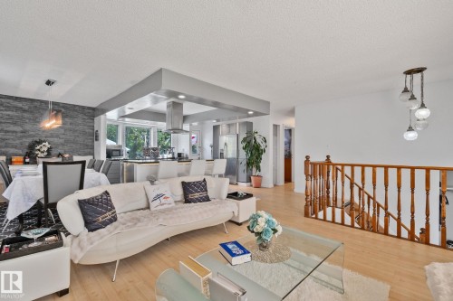 4682 17 Avenue Nw, Edmonton, AB - Indoor Photo Showing Living Room