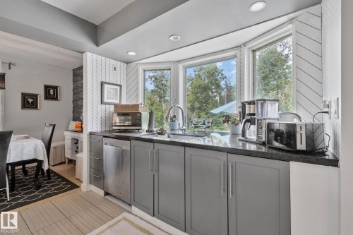 4682 17 Avenue Nw, Edmonton, AB - Indoor Photo Showing Kitchen
