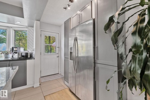 4682 17 Avenue Nw, Edmonton, AB - Indoor