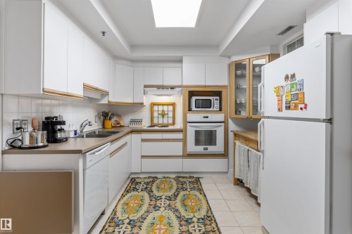 #205 9131 99 St Nw, Edmonton, AB - Indoor Photo Showing Kitchen With Double Sink