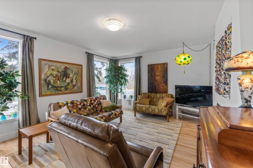#205 9131 99 St Nw, Edmonton, AB - Indoor Photo Showing Living Room