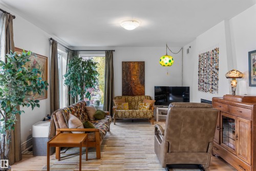 #205 9131 99 St Nw, Edmonton, AB - Indoor Photo Showing Living Room