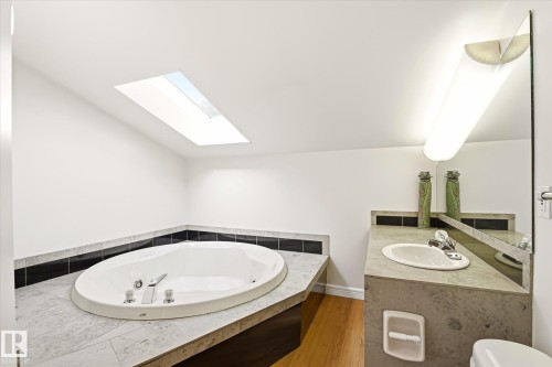 241 Greenoch Crescent Nw, Edmonton, AB - Indoor Photo Showing Bathroom