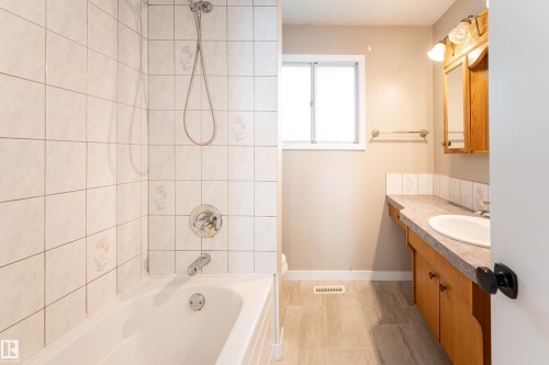 7120 139 Avenue Nw, Edmonton, AB - Indoor Photo Showing Bathroom