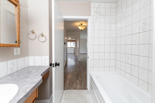7120 139 Avenue Nw, Edmonton, AB - Indoor Photo Showing Bathroom