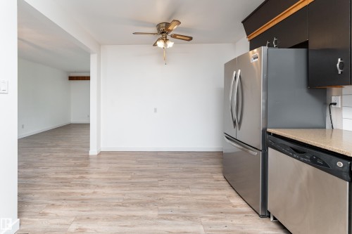 7120 139 Avenue Nw, Edmonton, AB - Indoor Photo Showing Kitchen