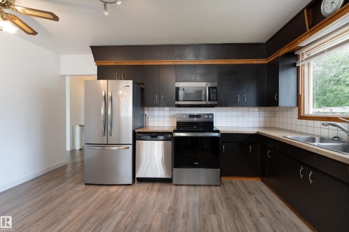 7120 139 Avenue Nw, Edmonton, AB - Indoor Photo Showing Kitchen