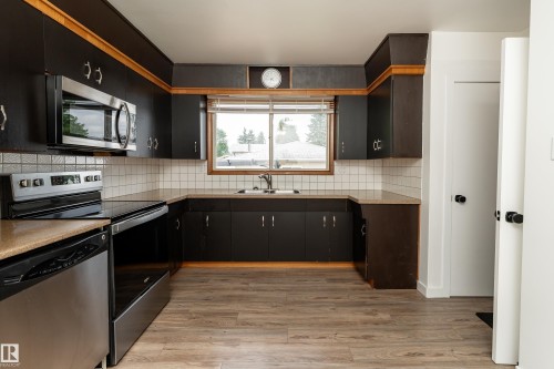 7120 139 Avenue Nw, Edmonton, AB - Indoor Photo Showing Kitchen With Double Sink