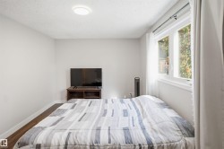 Recessed ceiling light fixture - 