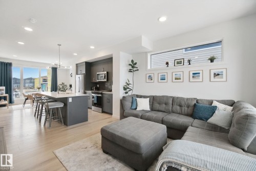 409 32 Street Sw, Edmonton, AB - Indoor Photo Showing Living Room