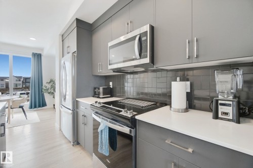 409 32 Street Sw, Edmonton, AB - Indoor Photo Showing Kitchen With Upgraded Kitchen