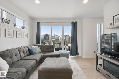 409 32 Street Sw, Edmonton, AB - Indoor Photo Showing Living Room