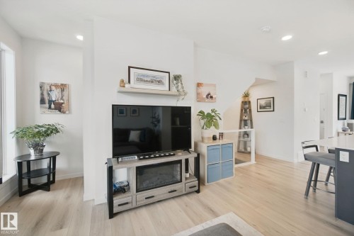 409 32 Street Sw, Edmonton, AB - Indoor Photo Showing Living Room