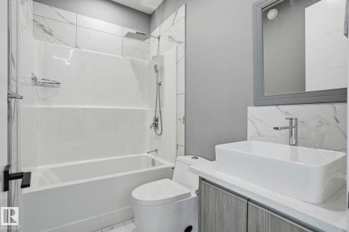 10625 69 Avenue Nw, Edmonton, AB - Indoor Photo Showing Bathroom