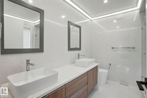 10625 69 Avenue Nw, Edmonton, AB - Indoor Photo Showing Bathroom