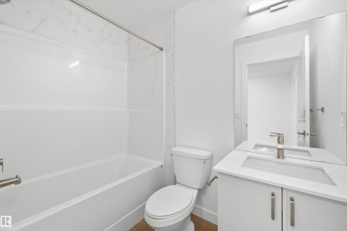 8632 183 Avenue Nw, Edmonton, AB - Indoor Photo Showing Bathroom