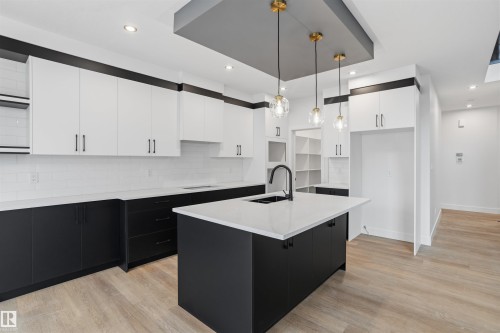 20 Munn Way, Leduc, AB - Indoor Photo Showing Kitchen With Upgraded Kitchen