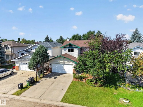 Attached two-car garage, concrete driveway, and established front landscaping - 3640 31 Street Nw, Edmonton, AB - Outdoor