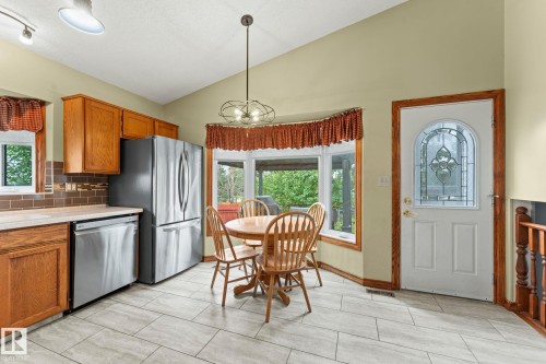 4224 33A Street Nw, Edmonton, AB - Indoor Photo Showing Kitchen