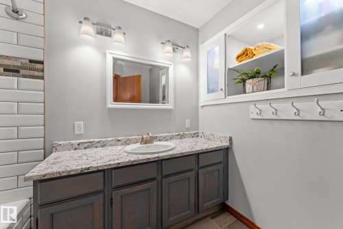 4224 33A Street Nw, Edmonton, AB - Indoor Photo Showing Bathroom