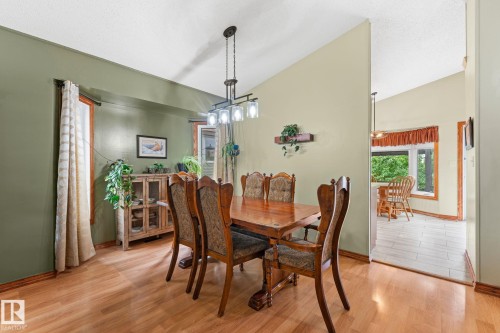 4224 33A Street Nw, Edmonton, AB - Indoor Photo Showing Dining Room