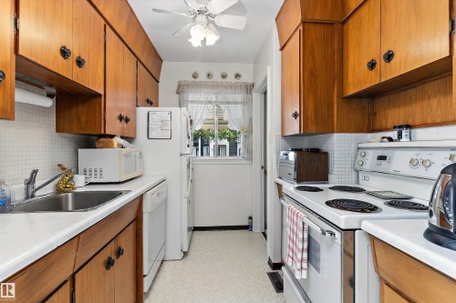 11603 St Albert Trail Nw, Edmonton, AB - Indoor Photo Showing Kitchen