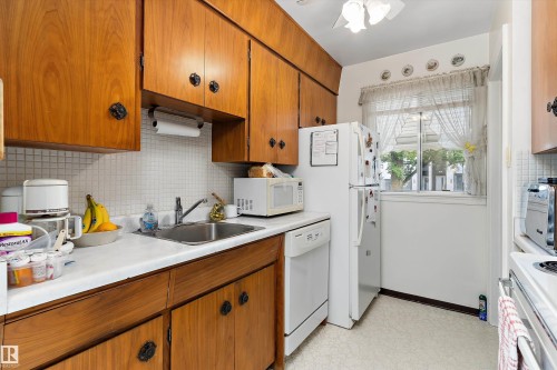11603 St Albert Trail Nw, Edmonton, AB - Indoor Photo Showing Kitchen