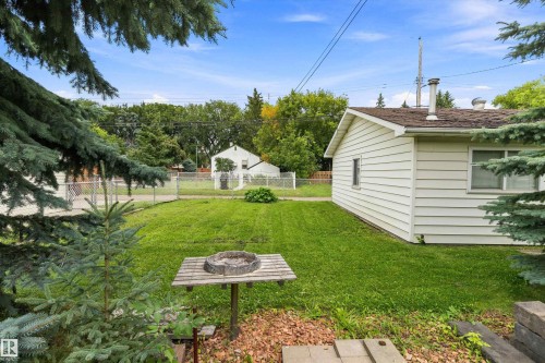 11603 St Albert Trail Nw, Edmonton, AB - Outdoor