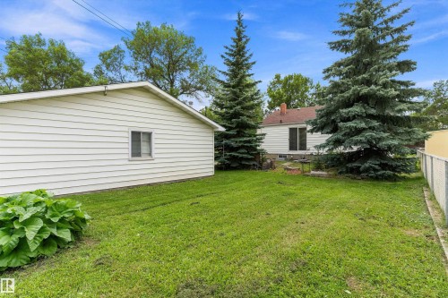 11603 St Albert Trail Nw, Edmonton, AB - Outdoor