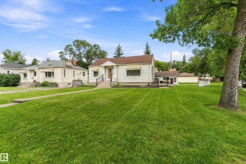11603 St Albert Trail Nw, Edmonton, AB - Outdoor
