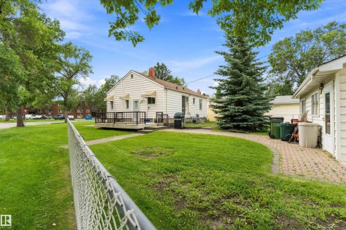 11603 St Albert Trail Nw, Edmonton, AB - Outdoor