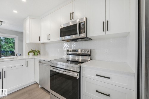 170 Grandin Village, St. Albert, AB - Indoor Photo Showing Kitchen With Upgraded Kitchen