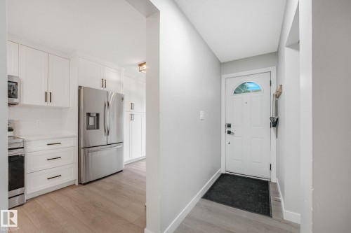 170 Grandin Village, St. Albert, AB - Indoor Photo Showing Kitchen