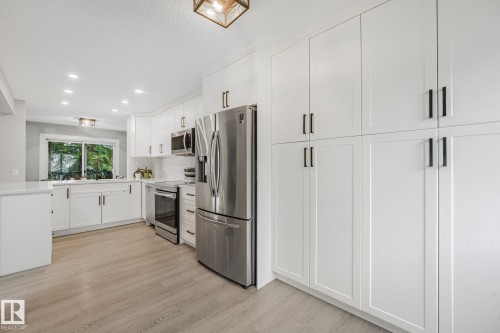 170 Grandin Village, St. Albert, AB - Indoor Photo Showing Kitchen