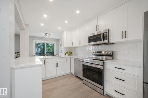 170 Grandin Village, St. Albert, AB - Indoor Photo Showing Kitchen With Upgraded Kitchen
