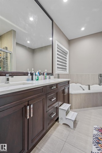 1960 Adamson Terrace Sw, Edmonton, AB - Indoor Photo Showing Bathroom